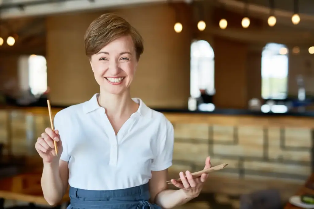 zadovoljna natakarica v službi